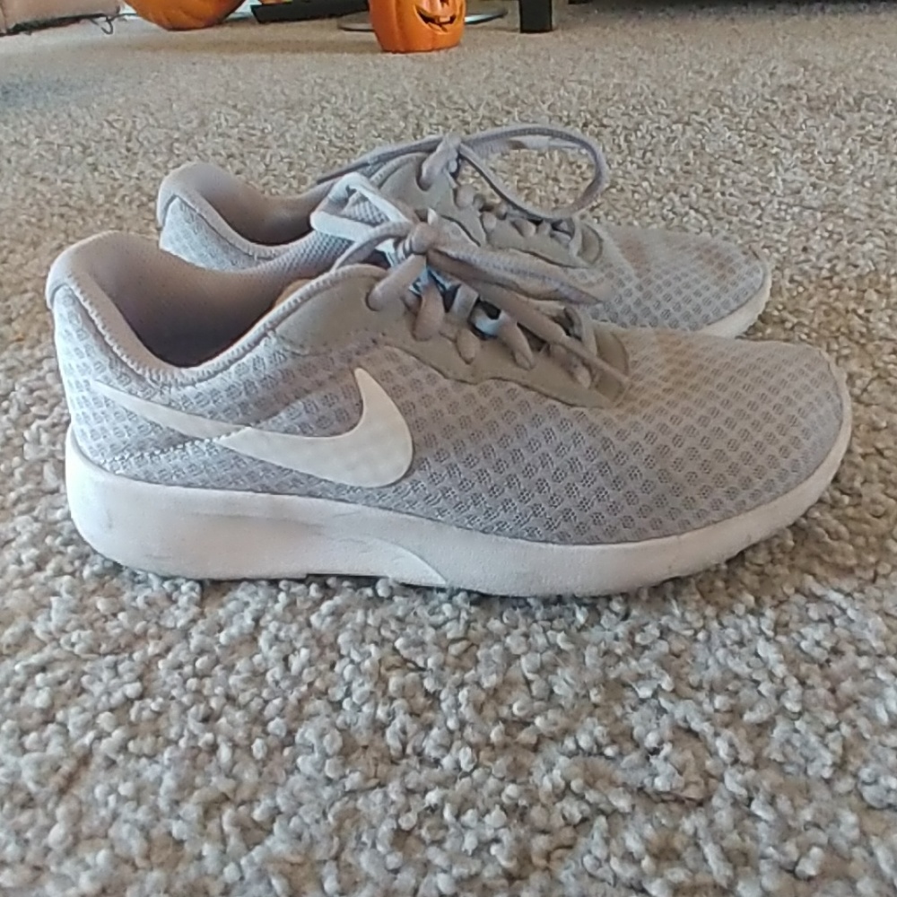 Girl's gray Nike's